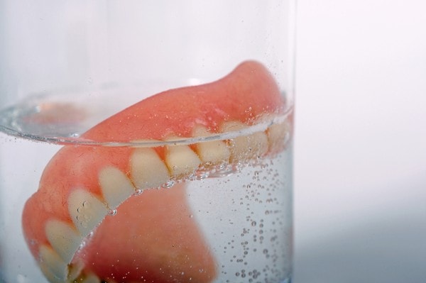 как ухаживать за зубными протезами