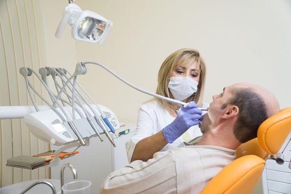 как выбрать врача и клинику для имплантации зубов